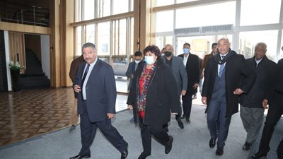 وزيرة الثقافة تتابع تجهيزات الجناح المخصص للطفل بالدورة 53 لمعرض القاهرة الدولي للكتاب