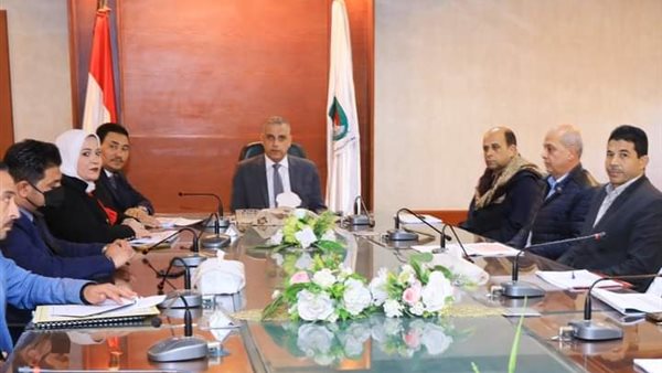 خلال اجتماع محافظ