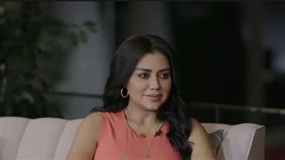 رانيا يوسف: قولت لبنتي البسي الفستان من غير بطانة دي حُريتك