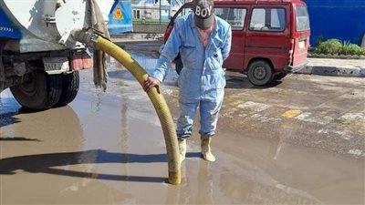 استمرار أعمال كسح تجمعات مياه الأمطار من شوارع بورسعيد 