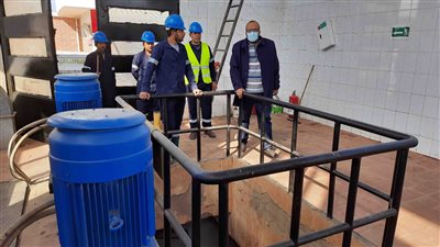 رئيس مياه سوهاج يشدد على ضرورة تأمين بيئة العمل بالمحطات لتقديم أفضل الخدمات | صور