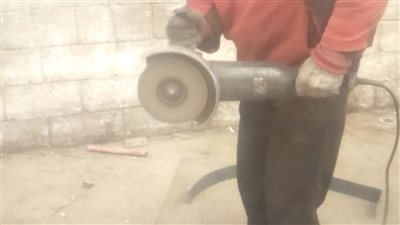 مدمن يقطع جسد صديقه بصاروخ كهربائي في الجيزة | التفاصيل