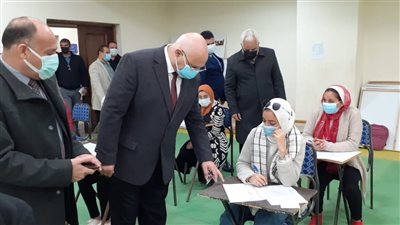 رئيس جامعة بنها يشدد على الالتزام بالإجراءات الاحترازية خلال أعمال الامتحانات