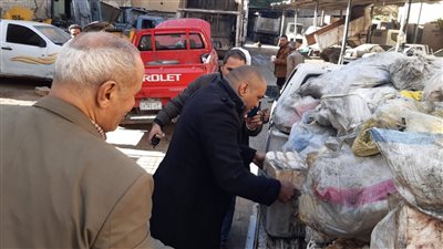 الباعة تركوا بضاعتهم وهربوا.. ضبط 3 أطنان لحوم فاسدة بسوق الثلاثاء في الجيزة