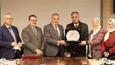 رئيس جامعة الأزهر يكرم الدكتور هشام فرهود لبلوغه السن القانونية ويشيد بكلية طب البنات | صور