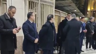 الإعلامي خالد لطيف يبكي في عزاء شقيقه بمسجد الحامدية الشاذلية بالمهندسين | بث مباشر 