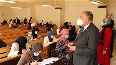 نائب رئيس جامعة الأزهر يتفقد لجان الامتحانات ويشدد على الالتزام بالإجراءات الاحترازية 