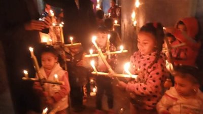 أطفال الأقصر يتحدون الطقس البارد ويحتفلون بعيد الغطاس في الشوارع