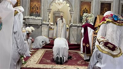 البابا تواضروس يصلي اللقان بكاتدرائية الإسكندرية.. وزفة بالزغاريد أثناء دخوله الكنيسة 