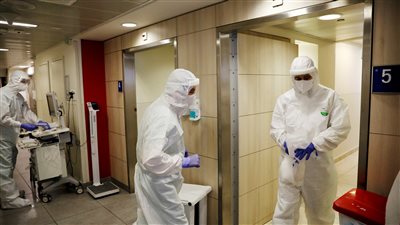 عالم بريطاني: فيروس كورونا سيعيش معنا في المستقبل