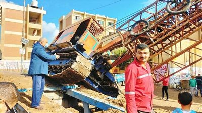 سقوط حفار على سيارة نصف نقل بالمنوفية وتحرك سريع من المحليات 