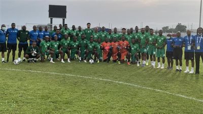 منتخب سيراليون يقدم العزاء لـ حارس كوت ديفوار بعد وفاة والده