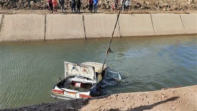 انقلاب سيارة تاكسي في ترعة بالمحلة وإنقاذ السائق بالغربية | صور