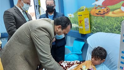 رئيس جامعة بنها يتفقد المستشفى الجامعي ويوزع الهدايا والورود على أطفال الغسيل الكلوى