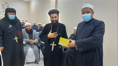 إهداء نسختين من سلسلة رؤية للقساوسة المشاركين في دورة سكن ومودة ببني سويف