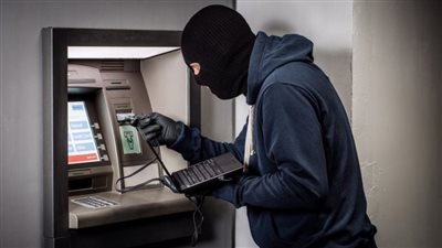 خبراء البنوك يحذرون المواطنين من عمليات النصب في سحب الأموال من ماكينات الصرف | بث مباشر