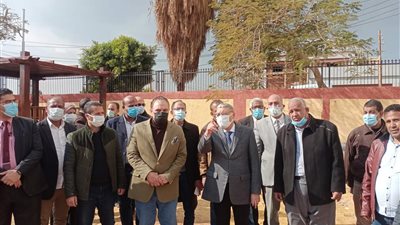 محافظ المنيا يدعم مدينة ملوى بعدد من صناديق القمامة لرفع مستوى النظافة