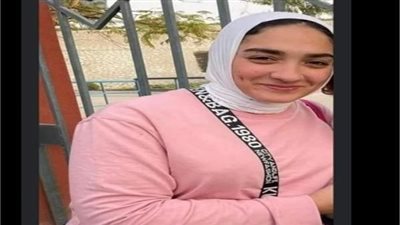 أسرة روان الحسيني بطلة العالم في كرة السرعة تصل مقر محاكمة قاتل ابنتهم بـ جنايات فوه| صور