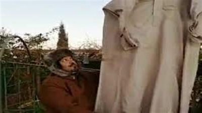 تجمد ثوب مزارع بسبب شدة البرودة في السعودية | فيديو جراف