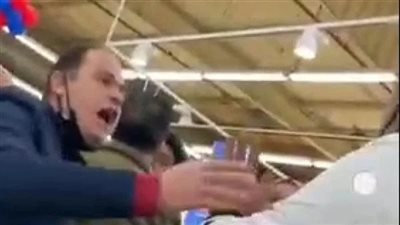 ترويع بالسكاكين.. تفاصيل مشاجرة بين أحد الأشخاص وأمن كارفور المعادي | فيديو