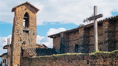 ترميم كنيسة لا جالكا جراندي النادرة في بيرو بعدما دمرها الزلزال