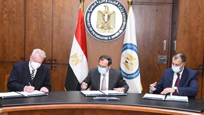 الملا يوقع اتفاقيتين للبحث عن البترول وإنتاجه باستثمارات 506 ملايين دولار