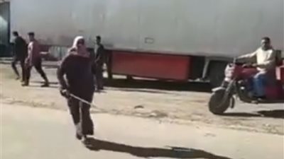 في بث مباشر.. صيدلانية تستغيث بعد تعدي جارتها عليها بـ ماسورة حديدية