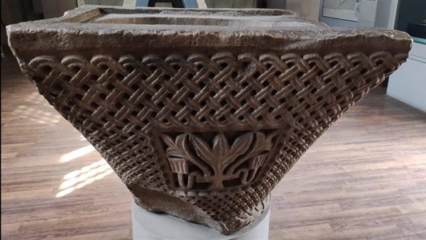 تاج عمود مخروطي الشكل