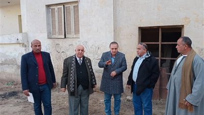 رئيس مدينة ملوي يتفقد مواقع إنشاء المراكز الطبية بـ 3 قري في المنيا