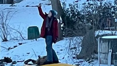 رغم تعرضها للخطر.. فتاة تلتقط صورة سيلفي خلال غرق سيارتها في نهر جليدي | فيديوجراف