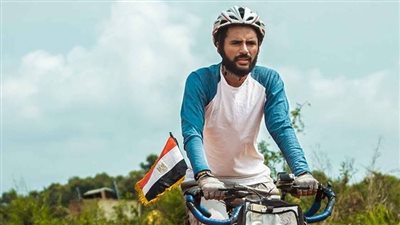 بالدراجة.. شاب مصري يسافر إلى الجابون لتشجيع منتخب مصر في أمم إفريقيا | فيديوجراف