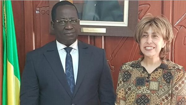 السفيرة المصرية ووزير