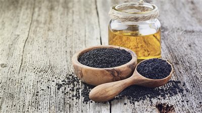 فوائد حبة البركة مع العسل للبشرة.. يعالج حبوب الشباب