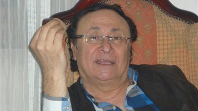 مراد منير يستغيث بالرئيس السيسي: أنا مُهدد بالطرد من شقتي.. يرضيك أبات في الشارع؟