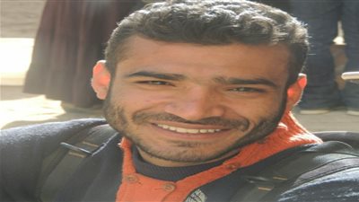 فائز بجائزة صالون الشباب بمجال الخزف: أقدم عملًا عن الحياة والأمل 