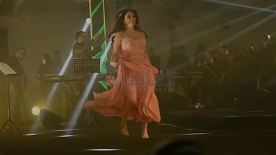 إليسا تخلع حذاءها بحفلها لدعم سرطان الثدي بالقاهرة | صور