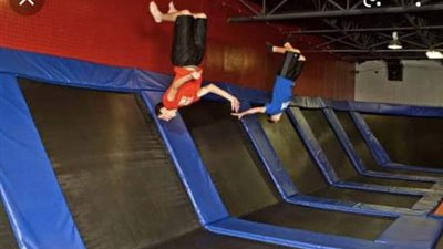 تهشم في الفقرات وشلل رباعي.. والدة طفل تتهم ملاهي ومدرسة دولية بالإهمال بالجيزة