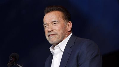 أرنولد شوارزنيغر يتعرض لحادث سير أصيبت فيه امرأة | فيديو