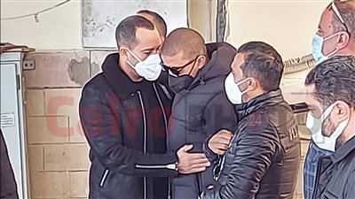 بكاء وعويل.. انهيار أهالي والد اللاعب محمد زيدان أثناء دفنه في بورسعيد | فيديو