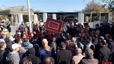 بحضور المئات.. تشييع جثمان والد اللاعب محمد زيدان إلى مثواه الأخير بمقابر العائلة في بورسعيد │ بث مباشر