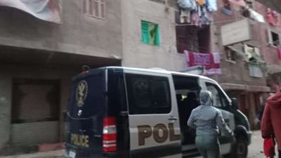 بعد خروجه من البنك.. القبض على تشكيل عصابي لسرقة مبلغ مالي من سيارة أحد المواطنين