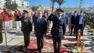 محافظ البحر الأحمر يضع إكليلا من الزهور على النصب التذكاري للجندي المجهول بالغردقة