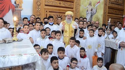 أسقف شرق المنيا يرسم 51 إبصالتس في طهنا الجبل