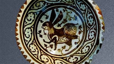 متحف مطار القاهرة الدولي يعرض صحنا خزفيا يعود إلى العصر الفاطمي