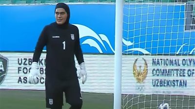 بعد اتهامها بالذكورة.. حارسة إيران تتألق بشكل لافت أمام الهند | فيديو