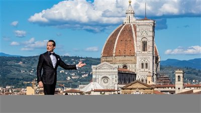 مصمم عالمي يحتفل بالعام الـ 50 لعرض أزيائه بالأقصر