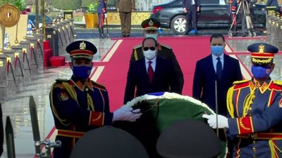 السيسي يضع إكليلًا من الزهور على قبر الجندي المجهول | صور