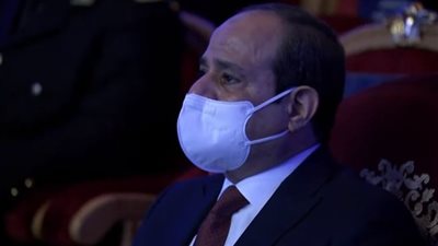 بعد حديث أبناء الشهداء.. السيسي يبكي خلال احتفالية عيد الشرطة الـ70| صور 