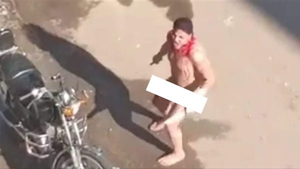 شخص عاري يحمل السلاح