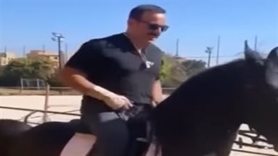 على أنغام الغزالة رايقة.. أحمد السقا يرقص على ظهر حصانه | فيديو جراف